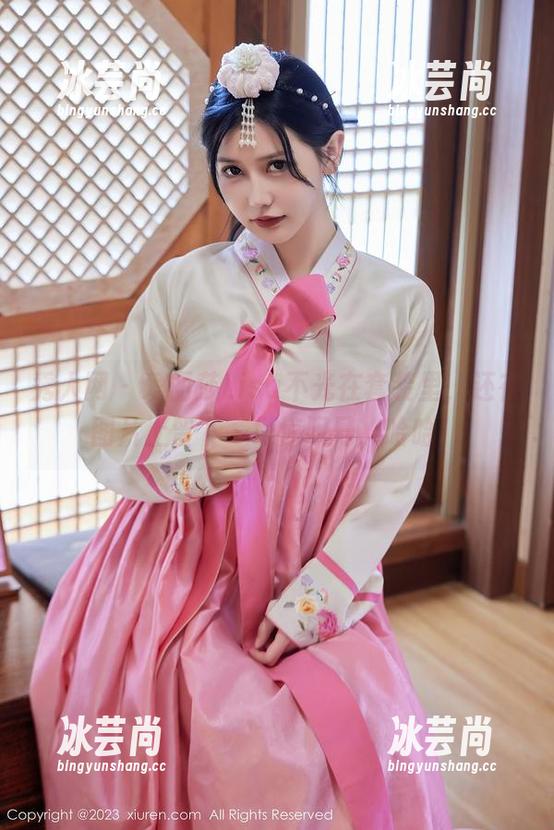 秀人网 - 爱丽莎Lisa不光在套装里，还在图片上留下一堆惊叹号，哈哈！
