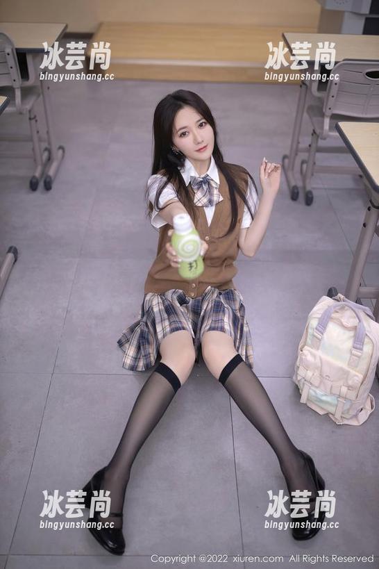秀人网 - 蛋蛋宝的天台写真集：每个角度都藏着欢乐和囧态