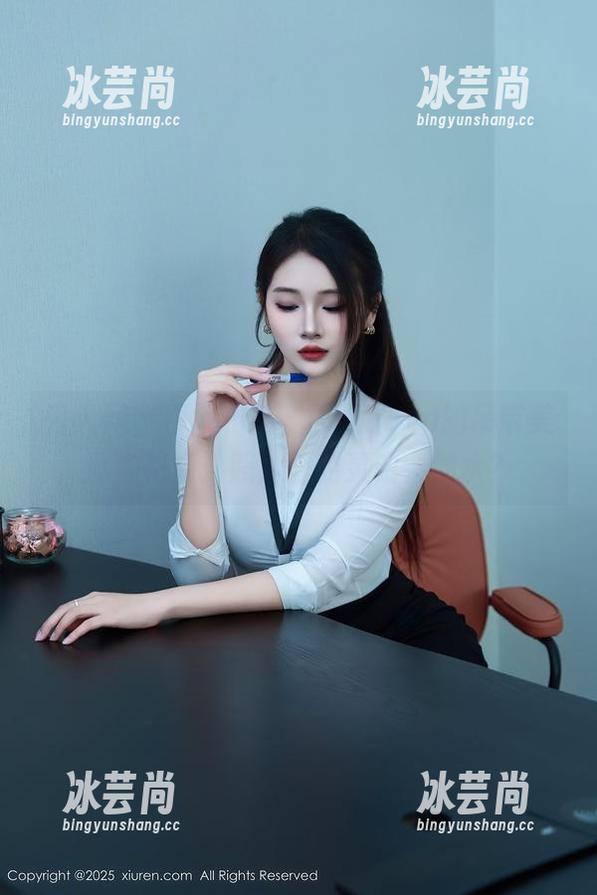 秀人网 - 不敢相信，雨瞳Yoyo的吊带美图桃花源：照片里的灵魂会划水？
