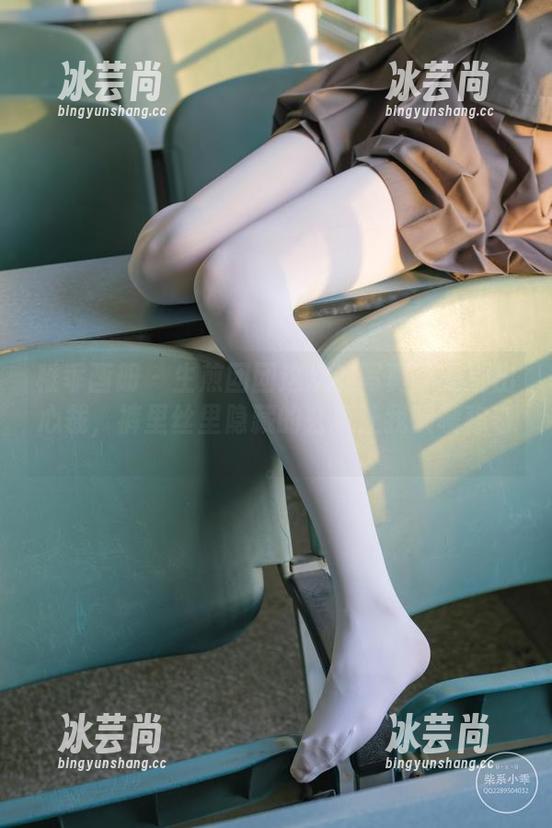 稚乖画册 - 生煎团团这次的写真真是别出心裁，裤里丝里隐藏的玄机让我啧啧称奇。