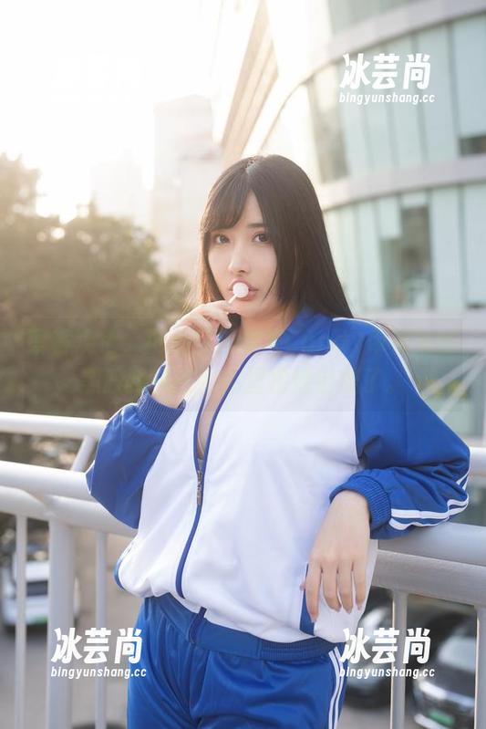 察言观色，小心！糖果果Candy带着她的黑胶兔兔在图库里招蜂引蝶了。