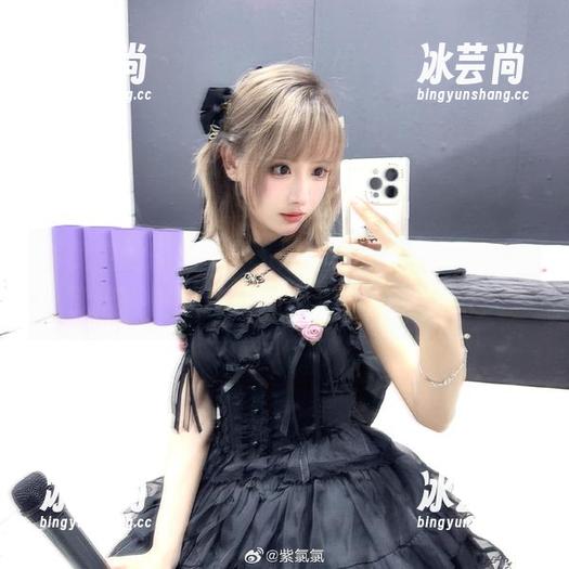 紫氯氯的原图，不愧是福利之王，怎能少了这“赛贝丝”那种模糊的吸引力？
