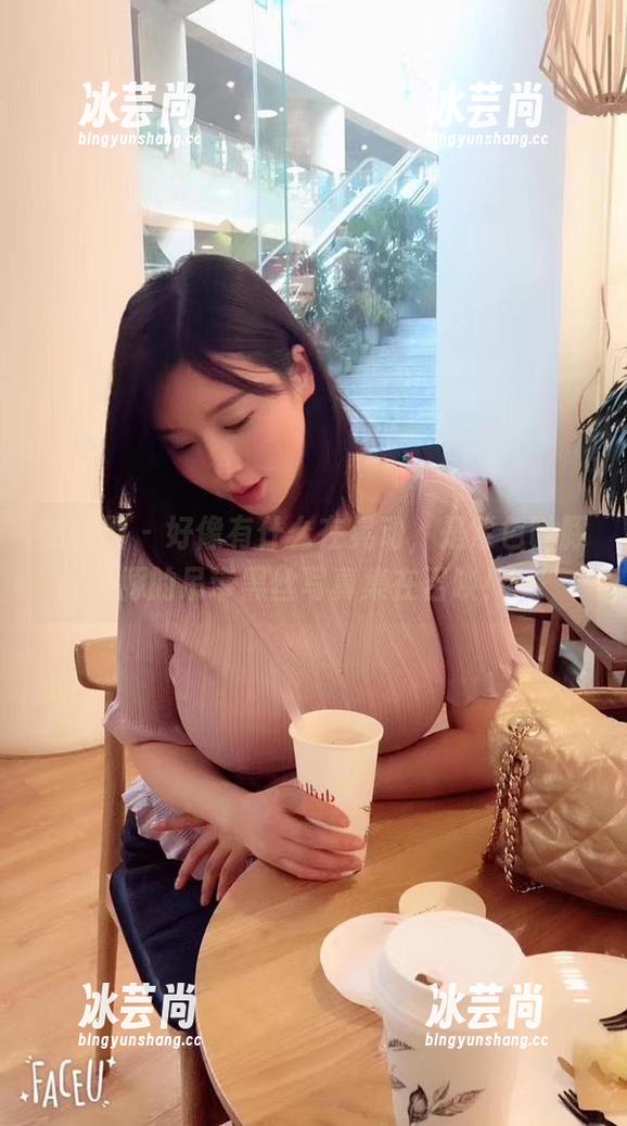 微密圈 - 好像有什么在晃动，是紫色哒豚豚的吊带黑丝写真集在召唤！