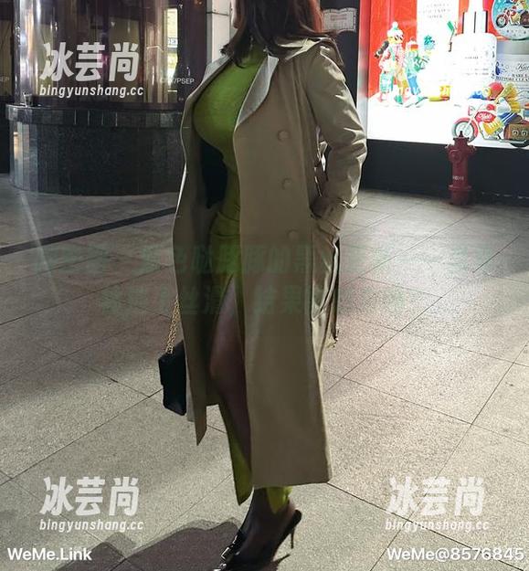 微密圈 - 紫色哒豚豚的黑丝更新——当身体遇上丝滑，结果能想象吗？