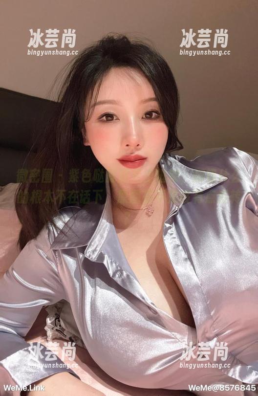 微密圈 - 紫色哒豚豚走出框架，御姐什么的根本不在话下，原图是不是该有点反转？