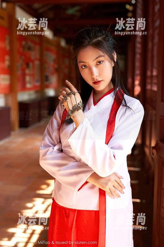 蜜桃社-王婉悠Queen 蜜桃社 - 王婉悠Queen的旅拍,高清里藏着几分不羁的闲适