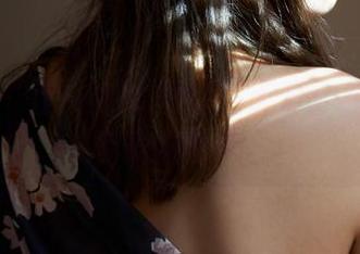 蜜桃社 – 社交媒体里悄然无声：结衣的高清美腿图集。