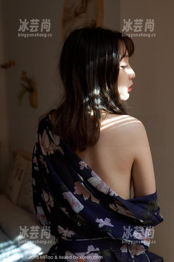蜜桃社-结衣 蜜桃社 - 社交媒体里悄然无声:结衣的高清美腿图集。
