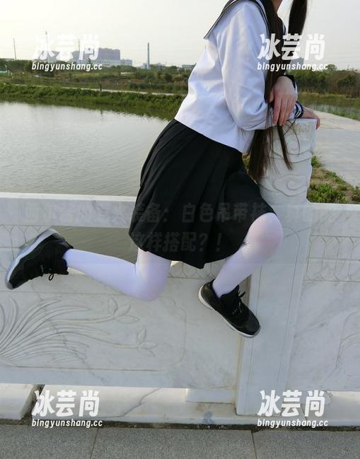 西尔酱的惹火装备：白色吊带袜，真的能这样搭配？！