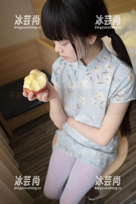 西尔酱 不如一起看看西尔酱的原图,露背毛衣里藏着的小确幸!