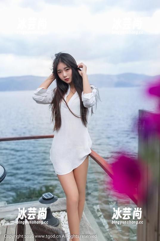 青豆客 - 施忆佳礼服与万物皆可搭：精选写真集，家里的拖鞋也能成为时尚单品！