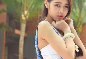 青豆客 – 瞧瞧梦娜Vanessa那迷人的长腿，下载她的写真集，刺激观感！
