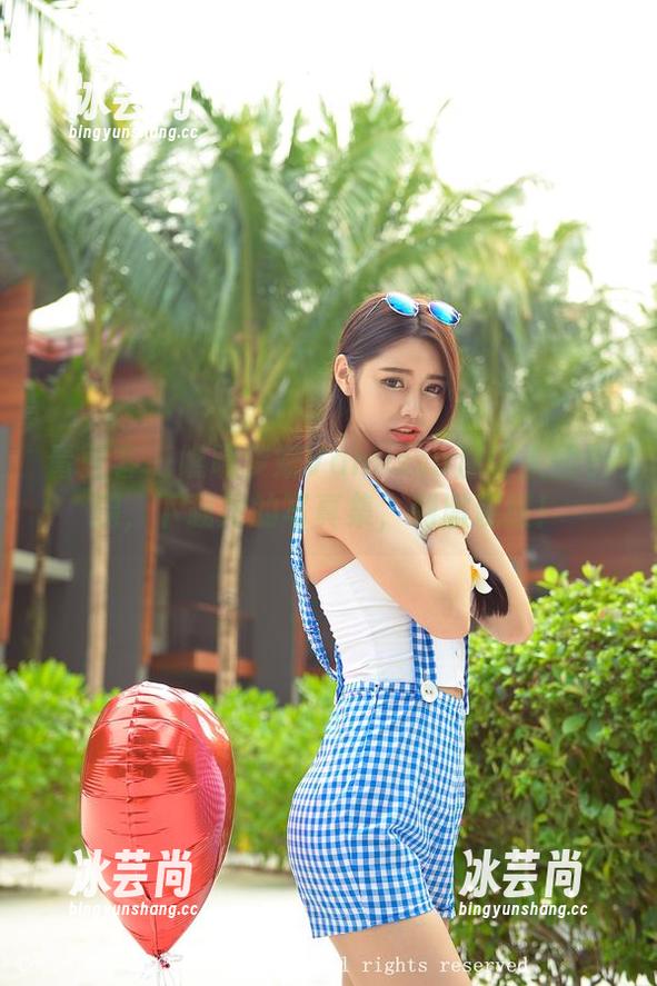 青豆客 - 瞧瞧梦娜Vanessa那迷人的长腿，下载她的写真集，刺激观感！