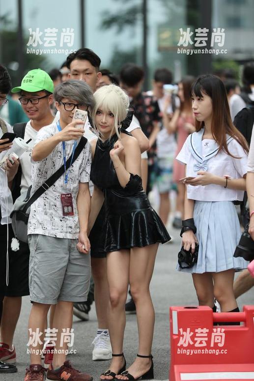 魔镜街拍 - 无敌包臀灰裙，婷婷的图库精选：谁说OL就不能休闲？
