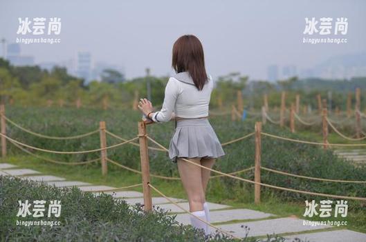 魔镜街拍-萌宝儿 魔镜街拍 - 萌宝儿的新尝试:最新写真展现了包臀裙在哈哈镜面前的“扭曲美”