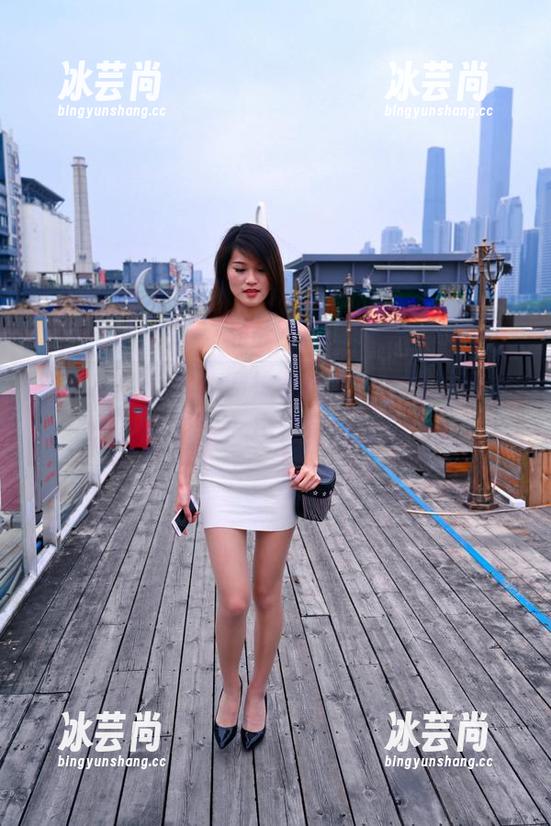 魔镜街拍：这位网袜小姐姐的定制图片，真的是一场视觉的挑战