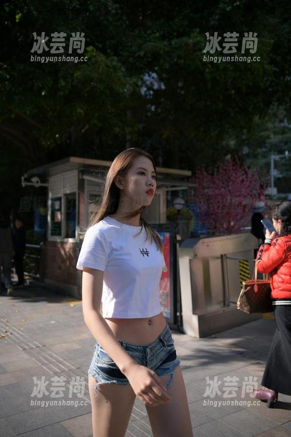 魔镜街拍：对比成见，[辉辉模拍]的网红写真合集是不是有点不同寻常？